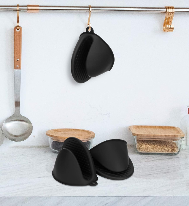 High-temperature resistant silicone oven mitt and trivet set for kitchen cooking and baking